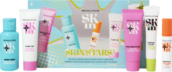 Zestaw Revolution Skin Stars Kit: 7 różnokolorowych butelek i tubek do pielęgnacji skóry, na jasnym tle.