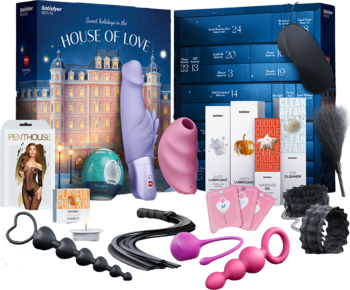 Satisfyer Deluxe 2025 Kalendarz Adwentowy: rozłożony zestaw erotycznych zabawek, bielizny i gadżetów.