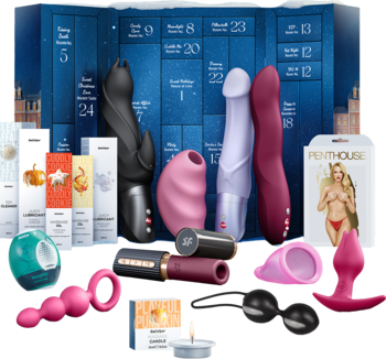 Kalendarz adwentowy Satisfyer Premium 2025 z rozłożonymi vibratorami, akcesoriami erotycznymi i bielizną.