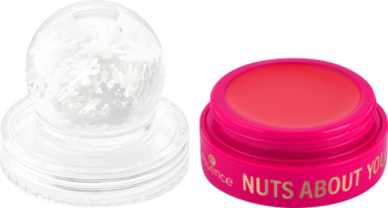 Balsam essence NUTS ABOUT YOU Pirouette: kula śnieżna i otwarty różowy słoiczek z czerwonym, błyszczącym balsamem.