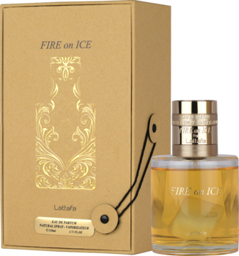 Lattafa Fire on Ice EDP w złotym flakonie z bursztynowym płynem, obok beżowe pudełko z wytłoczeniem, widok z przodu pod kątem.