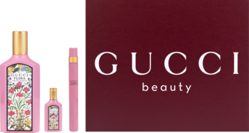 Zestaw perfum Gucci Flora Gorgeous Gardenia: dwie różowe butelki z kwiatowym wzorem, obok logo Gucci Beauty.