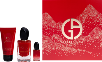 Czerwony zestaw Giorgio Armani Sì Passione: woda perfumowana, miniatura i balsam do ciała, obok eleganckie pudełko prezentowe.