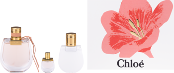 Zestaw Chloe Nomade: flakon 75ml, mini perfumy i balsam w jasnych butelkach z złotymi korkami, obok kwiatu Chloé.