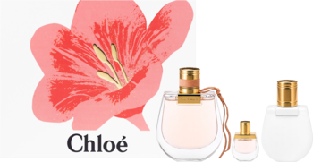 Zestaw Chloé Nomade: trzy flakony perfum o złotych korkach na tle pudełka z czerwonym kwiatem.