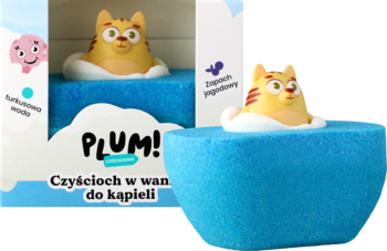 Plum! Czyścioch w wannie: opakowanie i kula z żółtym kotkiem zabawką, barwi wodę na turkusowo.