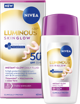 NIVEA Luminous630 Skin Glow Instant Fluid SPF 50+ w białej butelce z fioletową nakrętką, obok opakowania.