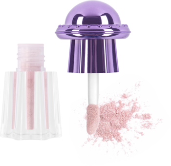 Sypki różowy pigment rozświetlający do makijażu, otwarty, aplikator z fioletową nakrętką UFO, rozsypany obok.