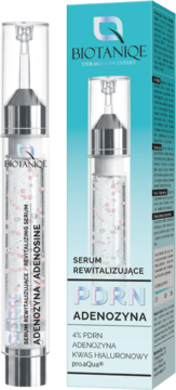 Biotaniqe Serum Rewitalizujące PDRN Adenozyna w przezroczystej butelce z różowymi drobinkami, obok turkusowe opakowanie.