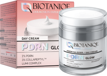 BIOTANIQE PDRN Glow krem na dzień z PDRN, w białym słoiczku i różowym pudełku, widok z przodu.