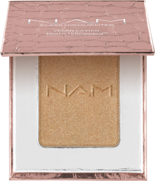 Złoty rozświetlacz do twarzy NAM Glass Highlighter w otwartym, różowo-złotym, teksturyzowanym kompakcie.