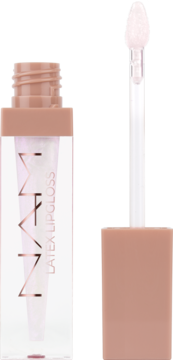 NAM Latex Lipgloss Glass Touch z wysuniętym aplikatorem. Transparentne opakowanie z mlecznobeżową nakrętką na czarnym tle.
