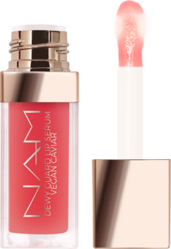 NYAM Dewy Guard Lip Serum Vegan Caviar w różowo-złotej butelce z koralowym serum i aplikatorem, ochrona UV.