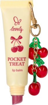 Balsam do ust POCKET TREAT o smaku wiśniowym, jasnożółta tubka z grafiką wiśni i doczepionym breloczkiem z trzema czerwonymi wiśniami. Widoczna końcówka balsamu.