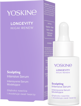YOSKINE LONGEVITY IKIGAI RENEW Sculpting Intensive Serum, biała butelka z pipetą obok fioletowego pudełka.