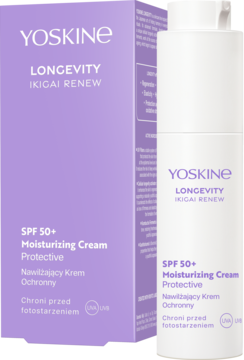 Biały krem YOSKINE LONGEVITY IKIGAI RENEW SPF 50+ w butelce z pompką, z fioletowym pudełkiem obok.