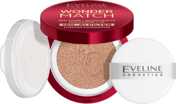 Czerwony podkład Eveline Wonder Match w otwartym cushionie, z beżowym produktem i białym puszkiem do aplikacji.