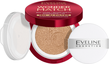 Eveline Wonder Match podkład w cushionie, czerwony kompakt, otwarty z widocznym wkładem i białą gąbką Eveline.