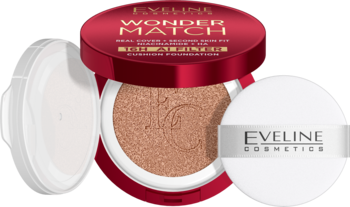 Eveline Wonder Match podkład w cushionie, czerwony kompakt z otwartym beżowym podkładem, obok biały puff z logo.