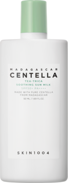 Biała butelka SKIN1004 Madagascar Centella Tea-Trica Soothing Sun Milk SPF50+ z zieloną nakrętką, widok z przodu.