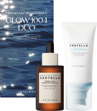 Zestaw Skin1004 Madagascar Centella Glow 1004 Duo: brązowa ampułka, biały krem SPF50+ i stojące, niebieskie pudełko.