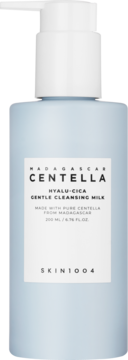 SKIN1004 Hyalu-Cica Gentle Cleansing Milk, jasnoniebieska butelka z białą pompką i etykietą "Centella". Widok z przodu.