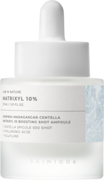 SKIN1004 Matrixyl 10% ampułka, biała butelka z zakraplaczem. Widok z przodu, z efektem lodu na etykiecie.