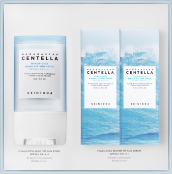 Skin1004 Hyalu-Cica Kit: biały sztyft SPF i dwa niebieskie serum z motywem fal, widok z przodu na jasnym tle.