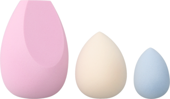 Trzy gąbki do makijażu typu beauty blender: różowa, beżowa i błękitna, w kształcie łzy, malejące rozmiarowo.
