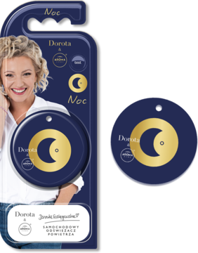 Granatowy samochodowy odświeżacz powietrza Dorota Noc z portretem uśmiechniętej Doroty i złotym półksiężycem. Widok z przodu.