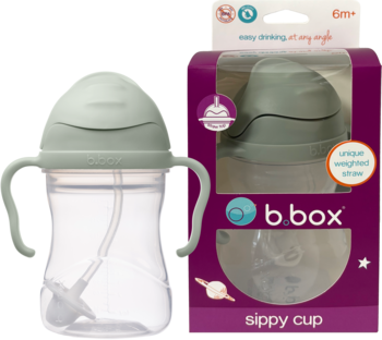 Szałwiowo-zielony bidon b.box 240ml z obciążoną słomką, obok fioletowe opakowanie 'sippy cup', 6m+.