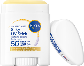 Dwa sztyfty NIVEA SUN Silky UV Stick SPF50+ PA++++ do twarzy. Białe opakowania, jeden stoi z widocznym logo, drugi leży.