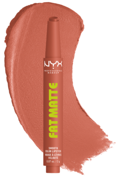 NYX Fat Matte szminka w kredce, koralowa, z zielonym napisem, na matowym swatchu. Opakowanie klikane.