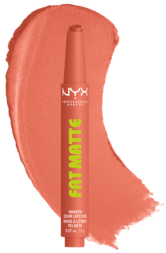 NYX Fat Matte matowy balsam do ust w kredce, koralowy odcień na tle rozmazanej próbki koloru.