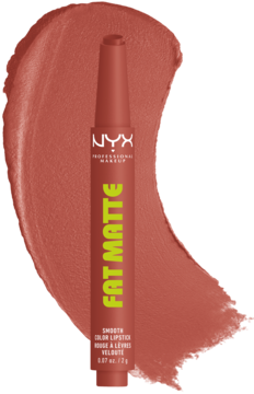 NYX Fat Matte matowa pomadka w sztyfcie w terakotowym kolorze z zielonym napisem, na tle smugi pomadki.