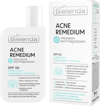 Bielenda ACNE REMEDIUM SPF 50 lekki krem nawilżająco-ochronny w białej butelce z pompką i pasującym pudełkiem, widok z przodu.