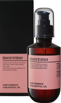 Olejek Moremo Hair Essence Delightful Oil w bursztynowej butelce z pompką, z różową etykietą, obok czarnego pudełka.