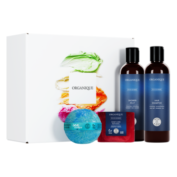 Zestaw Organique Man Ritual dla mężczyzn w białym pudełku, z ciemnymi butelkami żelu, szamponu, niebieską kulą, mydłem.