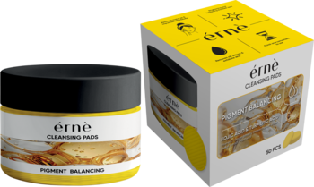 Ernè Cleansing Pads Pigment Balancing w żółto-czarnym otwartym pojemniku i kartoniku 60 sztuk, pod kątem.