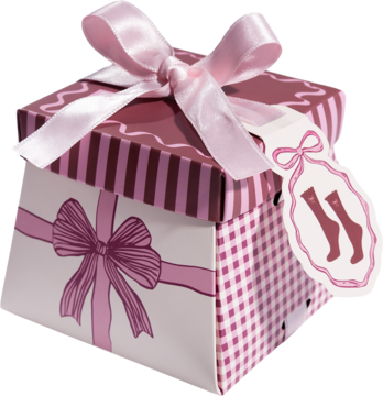 Różowe pudełko prezentowe w paski i kratkę z różową kokardą na wieczku, z etykietą z rysunkiem skarpetek.
