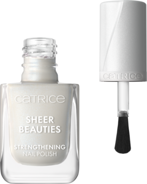 Lakier Catrice Sheer Beauties 010 Milky Not Guilty do paznokci, mlecznobiały, z otwartą butelką i aplikatorem z boku, na jasnym tle.