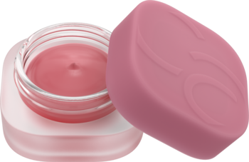 Różowy balsam do ust w otwartym szklanym słoiczku, obok matowa pokrywka z liściastym wzorem. Widok z góry.
