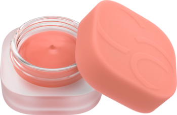 Otwarty szklany słoiczek kremowego różu do policzków w kolorze koralowym, obok leży owalna pokrywka z logo. Widok z góry.