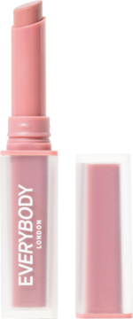 Otwarta matowa pomadka Velvet Matte EVERYBODY LONDON w pudrowym różu, z wysuniętym sztyftem i przezroczystym opakowaniem.