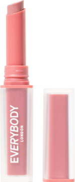 Jasnoróżowa pomadka Velvet Matte EVERYBODY LONDON, uniesiony sztyft i nakrętka obok. Formuła ze skwalanem.