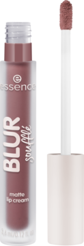 Opakowanie Essence Blur Soufflé matte lip cream w odcieniu różowego beżu, obok niego aplikator z produktem.