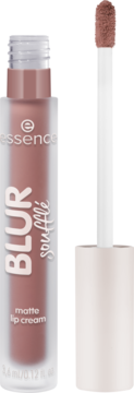 Essence BLUR Soufflé matte lip cream w pastelowej, różowo-brązowej tubce, obok otwarty aplikator z produktem.