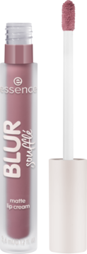 Essence BLUR Soufflé matowy krem do ust w pudroworóżowej butelce z wyjętym aplikatorem.