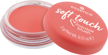 Coralowy Essence Soft Touch Mousse Blush, otwarty pojemnik obok nakrętki, widok z góry.