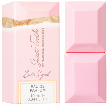 Sabrina Carpenter Sweet Tooth 10ml: różowy fasetowany flakon i pudełko perfum stojące obok siebie.